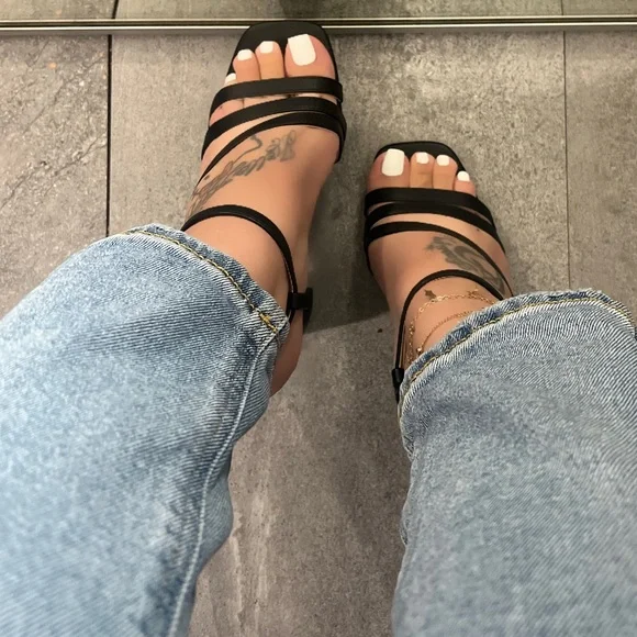 NWT!! BASIC BLACK SQUARE FRONT STRAPPY CHUNKY HEEL - Picture 3 of 12